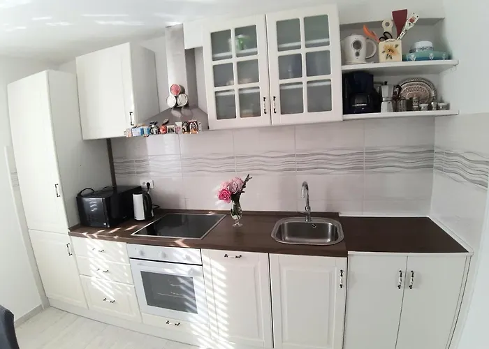 Enjoy Life 2+2, Center * Μακάρσκα