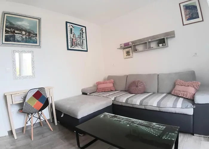 Enjoy Life 2+2, Center Μακάρσκα