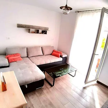 Enjoy Life 2+2, Center * מאקרסקה